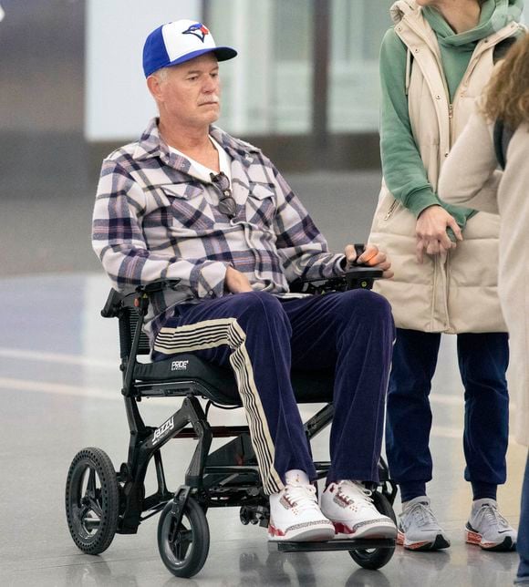 Cela fait plusieurs mois que l'acteur se bat contre cette maladie.

Eric Dane est aperçu en fauteuil roulant à la sortie de l'aéroport international de Toronto. L'acteur américain de 52 ans, star d'Euphoria, s'est engagé à poursuivre son travail et son combat contre la SLA. Photo par The ImageDirect / Bestimage