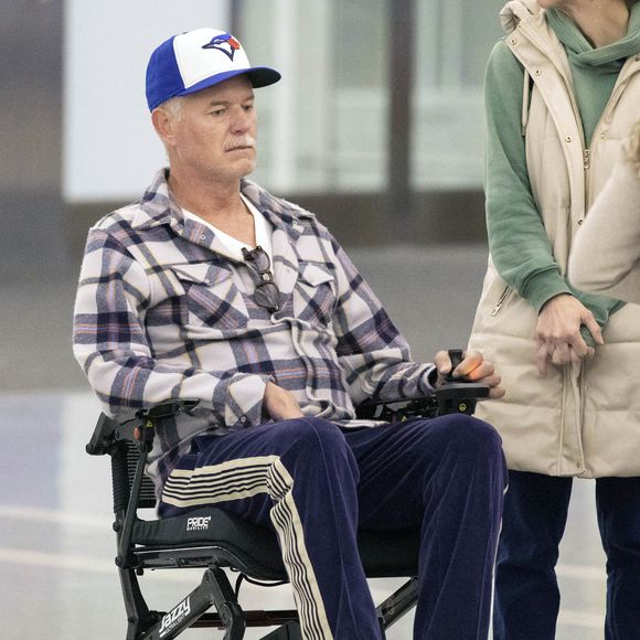 Cela fait plusieurs mois que l'acteur se bat contre cette maladie.

Eric Dane est aperçu en fauteuil roulant à la sortie de l'aéroport international de Toronto. L'acteur américain de 52 ans, star d'Euphoria, s'est engagé à poursuivre son travail et son combat contre la SLA. Photo par The ImageDirect / Bestimage