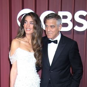 Vêtu d'un élégant smoking noir, l'acteur était nominé dans la catégorie de la Meilleure Performance par un Acteur Principal dans une Pièce de Théâtre pour son rôle dans l'adaptation scénique de son film "Good Night, and Good Luck". 

Amal et George Clooney à la soirée Radio City Music Hall lors des Tony Awards 2025 à New York le 8 juin 2025. Crédit photo : Backgrid USA / Bestimage