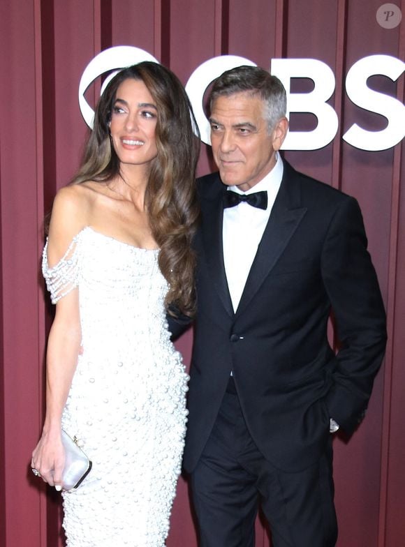 Vêtu d'un élégant smoking noir, l'acteur était nominé dans la catégorie de la Meilleure Performance par un Acteur Principal dans une Pièce de Théâtre pour son rôle dans l'adaptation scénique de son film "Good Night, and Good Luck". 

Amal et George Clooney à la soirée Radio City Music Hall lors des Tony Awards 2025 à New York le 8 juin 2025. Crédit photo : Backgrid USA / Bestimage