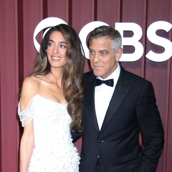 Vêtu d'un élégant smoking noir, l'acteur était nominé dans la catégorie de la Meilleure Performance par un Acteur Principal dans une Pièce de Théâtre pour son rôle dans l'adaptation scénique de son film "Good Night, and Good Luck". 

Amal et George Clooney à la soirée Radio City Music Hall lors des Tony Awards 2025 à New York le 8 juin 2025. Crédit photo : Backgrid USA / Bestimage