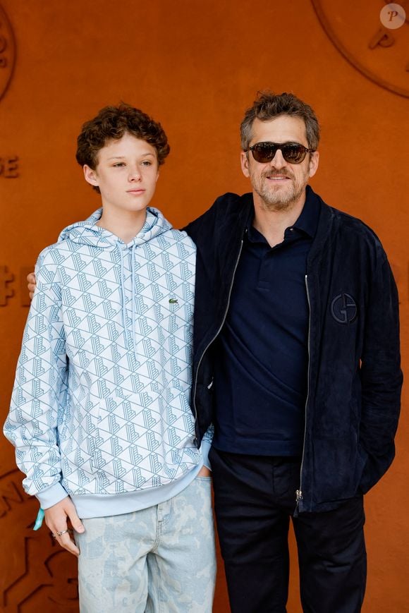 Guillaume Canet et son fils Marcel au village lors des Internationaux de France de Tennis de Roland Garros 2025, à Paris, France, le 8 juin 2025. © Cyril Moreau/Bestimage