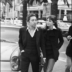 Archives - Serge Gainsbourg et Jane Birkin sortant de l'hôtel "Carlton" à Cannes en 1969. (DANIEL ANGELI / BESTIMAGE).