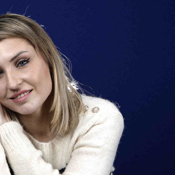 Amandine Pellissard pose lors d'une séance de portrait à Paris, France, mars 2022. Photo by VIM/ABACAPRESS.COM