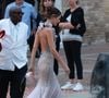 Selon le "Dailymail" et "Page Six", Gisele Bundchen portait ainsi bien mieux cette robe, qui semblait d'ailleurs de moins bonne qualité que celle de Vittoria.
Vittoria Ceretti, compagne de Léonardo Dicaprio au mariage de Jeff Bezos et Lauren Sanchez juin 2025 @Backgrid UK/ Bestimage