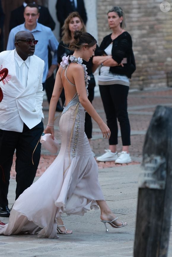 Selon le "Dailymail" et "Page Six", Gisele Bundchen portait ainsi bien mieux cette robe, qui semblait d'ailleurs de moins bonne qualité que celle de Vittoria. 

Vittoria Ceretti, compagne de Léonardo Dicaprio au mariage de Jeff Bezos et Lauren Sanchez juin 2025 @Backgrid UK/ Bestimage