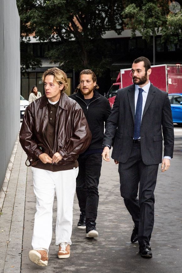 L'occasion de voir des images personnelles des trois fils de Nicolas Sarkozy : Louis, Pierre et Jean.

Pierre Sarkozy, Jean Sarkozy et Louis Sarkozy, les fils de N.Sarkozy - Procès de l'affaire du financement libyen présumé de la campagne présidentielle de 2007, impliquant douze prévenus dont N.Sarkozy, au tribunal correctionnel de Paris, le 25 septembre 2025. 
© Julien Sarkissian / Bestimage
