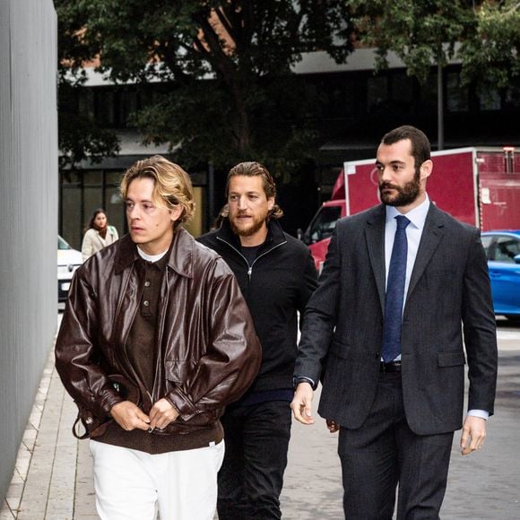 L'occasion de voir des images personnelles des trois fils de Nicolas Sarkozy : Louis, Pierre et Jean.

Pierre Sarkozy, Jean Sarkozy et Louis Sarkozy, les fils de N.Sarkozy - Procès de l'affaire du financement libyen présumé de la campagne présidentielle de 2007, impliquant douze prévenus dont N.Sarkozy, au tribunal correctionnel de Paris, le 25 septembre 2025. 
© Julien Sarkissian / Bestimage