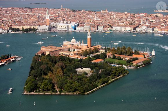 Mais en réalité, le mariage du milliardaire et de Lauren Sanchez ne sera pas à Venise contrairement à la fête

Les lieux probablement choisis par Jeff Bezos pour son mariage sont les suivants : la Fondation Giorgio Cini sur l'île de San Giorgio Maggiore, vue intérieure. La zone du Teatro Verde vue d'en haut, le 14 juin 2025 à Venise, Italie. Photo by Matteo Chinellato/IPA/ABACAPRESS.COM