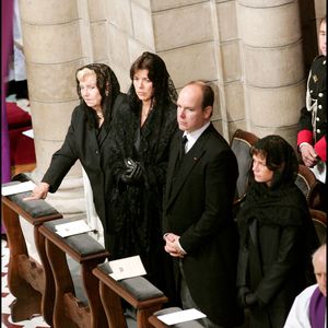 La princesse Antoinette de Massy, la princesse Caroline de Hanovre, le prince Albert de Monaco et Stéphanie de Monaco - Obsèques du prince Rainier III dans la cathédrale de Monaco le 15 avril 2005 ASLAN-JACOVIDES / BESTIMAGE