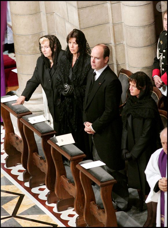 La princesse Antoinette de Massy, la princesse Caroline de Hanovre, le prince Albert de Monaco et Stéphanie de Monaco - Obsèques du prince Rainier III dans la cathédrale de Monaco le 15 avril 2005 ASLAN-JACOVIDES / BESTIMAGE