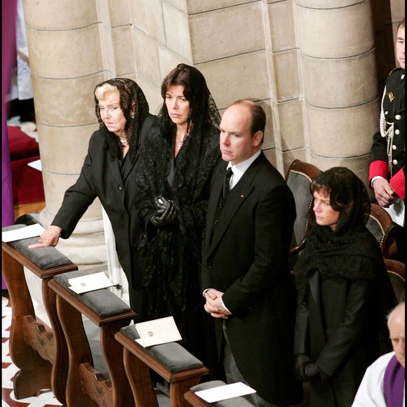 La princesse Antoinette de Massy, la princesse Caroline de Hanovre, le prince Albert de Monaco et Stéphanie de Monaco - Obsèques du prince Rainier III dans la cathédrale de Monaco le 15 avril 2005 ASLAN-JACOVIDES / BESTIMAGE