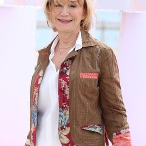 Marie-Anne Chazel lors du photocall de 'Broceliande' sur la plage du Majestic lors de la 7eme saison de 'CanneSeries' à Cannes le 7 Avril 2024 

Denis Guignebourg/BestImage