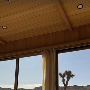 que les amoureux se détendent actuellement. Sport pour lui, yoga pour elle, face aux baies vitrées qui donnent sur le désert jusqu'à l'horizon. 

Pierre Niney et Natasha Andrews aux Etats-Unis en 2025.