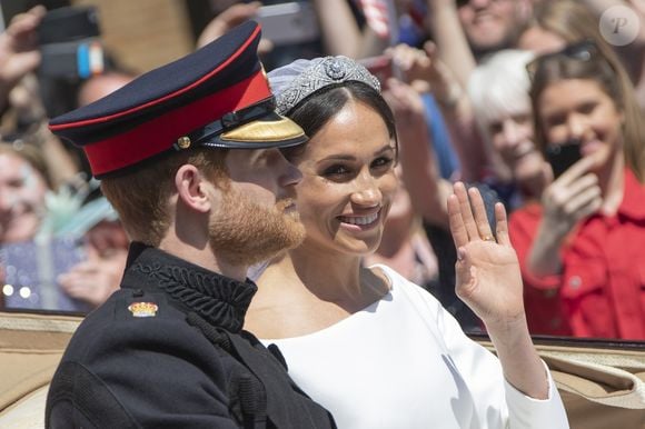 Le prince Harry, duc de Sussex, et Meghan Markle, duchesse de Sussex, en calèche à la sortie du château de Windsor après leur mariage le 19 mai 2018 (Backgrid UK/ Bestimage).