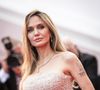 Un choix qu'elle explique par une expérience personnelle marquante.
Angelina Jolie - Montée des marches du film « Eddington » lors du 78ème Festival International du Film de Cannes, au Palais des Festivals à Cannes. Le 16 mai 2025
© Jacovides-Moreau / Bestimage