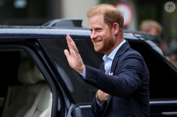 Le prince Harry, après avoir brièvement échangé avec le roi Charles III, a poursuivi ses engagements loin de sa femme et ses deux enfants.

Le duc de Sussex quitte les lieux après une visite au Centre d'études sur les blessures causées par les explosions de l'Imperial College London, au Sir Michael Uren Hub à White City, à l'ouest de Londres. © PA Photos/ABACA