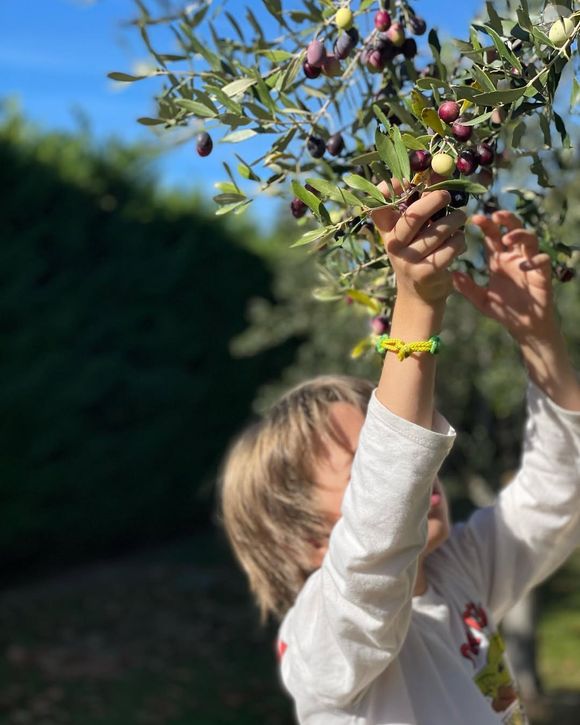 "Il est en CP, c’est un moment important de sa vie, où il apprend à lire, à compter, il récite des poésies… Il y a des moments qui ne reviennent pas. Ces moments-là, il faut être là.”
Marin, le fils de Nolwenn Leroy et Arnaud Clément