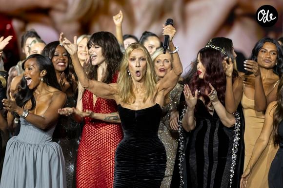Céline Dion avec Heidi Klum, Aja Naomi King, Bebe Vio Grandis, Cara Delevingne, Céline Dion, Eva Longoria, Simone Ashley, Aishwarya Rai Bachchan and Kendall Jenner – Défilé L’Oreal Paris « Express Your Worth » à Paris, France, le 29 septembre 2026. © Olivier Borde / Bestimage