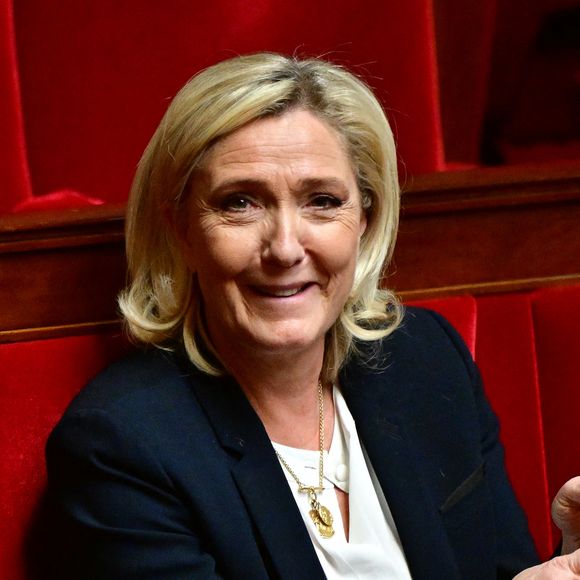 Outre sa carrière politique, Marine Le Pen est également l'héritière d'une famille riche. 

Marine Le Pen - Débat avant le vote d'une motion de censure contre l'article 49.3 du Premier ministre F.Bayrou à l'Assemblée nationale à Paris.  © Christian Liewig / Bestimage