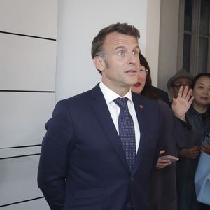Beau-père de trois enfants, à savoir Laurence, Sébastien et Tiphaine, Emmanuel Macron n'hésite jamais à leur apporter son soutien. 

Exclusif - Le président Emmanuel Macron lors du vernissage de l'exposition de Danhôo à la galerie A2Z Art Gallery à Paris le 29 avril 2025.

© Jack Tribeca / Bestimage