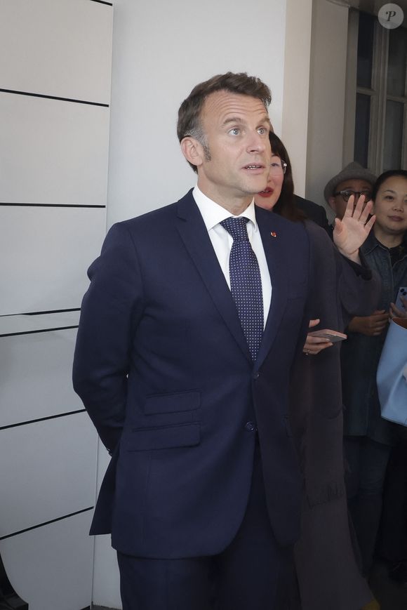 Beau-père de trois enfants, à savoir Laurence, Sébastien et Tiphaine, Emmanuel Macron n'hésite jamais à leur apporter son soutien. 

Exclusif - Le président Emmanuel Macron lors du vernissage de l'exposition de Danhôo à la galerie A2Z Art Gallery à Paris le 29 avril 2025.

© Jack Tribeca / Bestimage