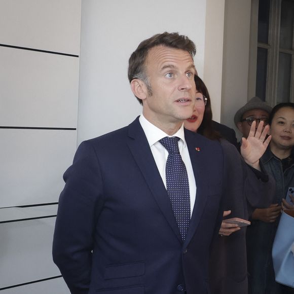 Beau-père de trois enfants, à savoir Laurence, Sébastien et Tiphaine, Emmanuel Macron n'hésite jamais à leur apporter son soutien. 

Exclusif - Le président Emmanuel Macron lors du vernissage de l'exposition de Danhôo à la galerie A2Z Art Gallery à Paris le 29 avril 2025.

© Jack Tribeca / Bestimage