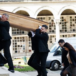 L’ambiance était sobre, intime et chargée d’émotion.

Arrivée du cerceuil - Obsèques d'Isabelle Mergault à la Coupole du Père-Lachaise à Paris le 30 mars 2026. © Cyril Moreau - Dominique Jacovides / Bestimage