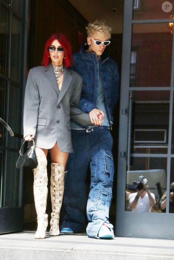 Le couple Megan Fox (dans une nouvelle coiffure rouge) et Machine Gun Kelly repérés à Tribeca, New York City, USA, le 5 septembre 2023.