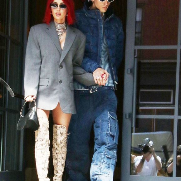 Le couple Megan Fox (dans une nouvelle coiffure rouge) et Machine Gun Kelly repérés à Tribeca, New York City, USA, le 5 septembre 2023.