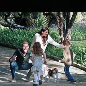 Sur sa publication on y voit plusieurs clichés notamment de leurs enfants Archie et Lilibet.

Meghan Markle dans un podcast de the Jamie Kern Lima Show. Photo par Backgrid UK/ Bestimage