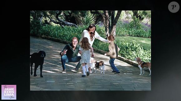 Sur sa publication on y voit plusieurs clichés notamment de leurs enfants Archie et Lilibet.

Meghan Markle dans un podcast de the Jamie Kern Lima Show. Photo par Backgrid UK/ Bestimage