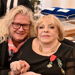 L'icône des années 60 a donc pris une décision radicale. Le jeudi 16 avril dernier, à l'hôtel des ventes de Monte-Carlo, l'actrice a mis aux enchères les reliques de sa carrière.

Pierre-Jean Chalençon et Michèle Mercier - D.Lisnard, le maire de Cannes, a honoré le parcours artistique de Michèle Mercier, grande comédienne française, et lui a remis les insignes d'Officier de l'Ordre des Arts et des Lettres dans son bureau à l'Hôtel de Ville. 

© Bruno Bebert / Bestimage