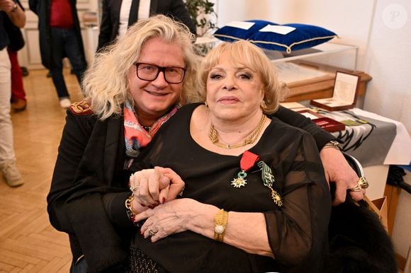 L'icône des années 60 a donc pris une décision radicale. Le jeudi 16 avril dernier, à l'hôtel des ventes de Monte-Carlo, l'actrice a mis aux enchères les reliques de sa carrière.

Pierre-Jean Chalençon et Michèle Mercier - D.Lisnard, le maire de Cannes, a honoré le parcours artistique de Michèle Mercier, grande comédienne française, et lui a remis les insignes d'Officier de l'Ordre des Arts et des Lettres dans son bureau à l'Hôtel de Ville. 

© Bruno Bebert / Bestimage