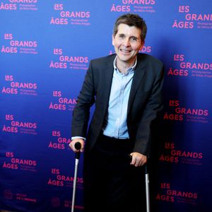 Thomas Sotto en béquilles - Vernissage de l'exposition "Les grands âges", photographies de Nikos Aliagas au musée de l'Homme à Paris le 7 avril 2026. © Dominique Jacovides/Bestimage