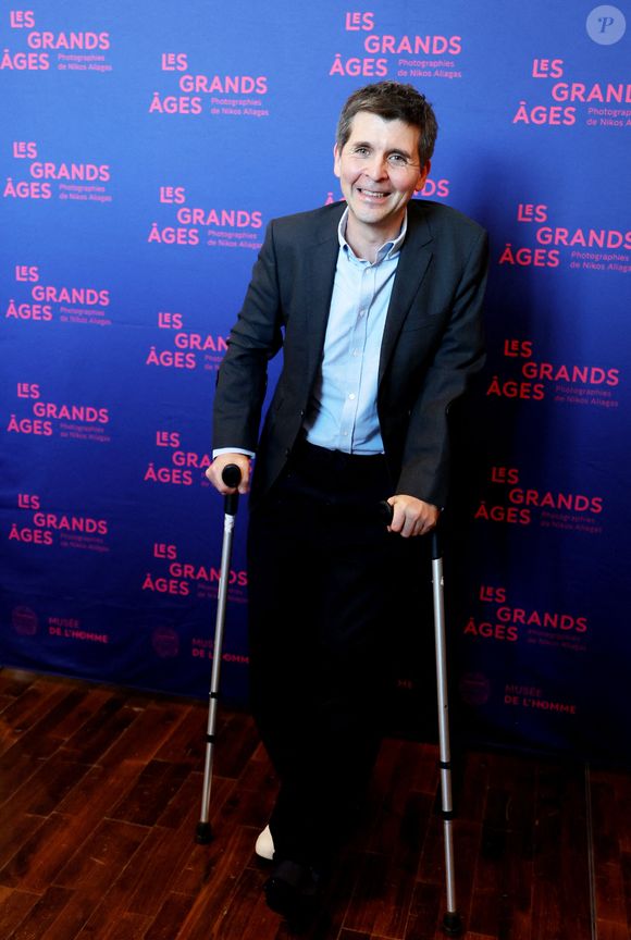 Thomas Sotto en béquilles - Vernissage de l'exposition "Les grands âges", photographies de Nikos Aliagas au musée de l'Homme à Paris le 7 avril 2026. © Dominique Jacovides/Bestimage