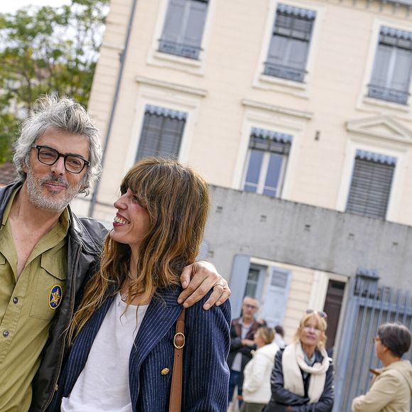 Lou Doillon, avec son compagnon Stéphane Manel, présente le film "Boxes" réalisé par sa mère Jane Birkin lors du festival Lumière 2023 à Lyon le 22 octobre 2023. © Sandrine Thesillat / Panoramic / Bestimage