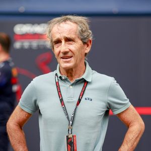 L'ancien pilote de Formule 1, aujourd'hui âgé de 71 ans, a ainsi été touché au niveau de la tête.

24 novembre 2023, Abu Dhabi, Émirats arabes unis : Alain Prost Photo par Hoch Zwei via ZUMA Press Wire