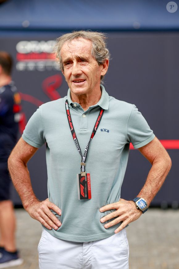 L'ancien pilote de Formule 1, aujourd'hui âgé de 71 ans, a ainsi été touché au niveau de la tête.

24 novembre 2023, Abu Dhabi, Émirats arabes unis : Alain Prost Photo par Hoch Zwei via ZUMA Press Wire