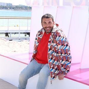 Laurent Ournac lors du photo call de ''Camping paradis'  sur la plage du Majestic lors de la 7eme saison de 'CanneSeries' à Cannes le 6 Avril 2024 

Denis Guignebourg/BestImage