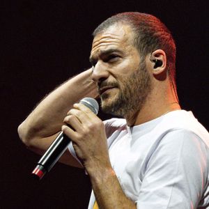 Sa carrière musicale reste brillante malgré cette singularité.

Amir au concert "Scoop Live" de Radio Scoop à la LDLC Arena de Décines près de Lyon, le 25 février 2025. © Sandrine Thesillat / PsnewZ / Bestimage