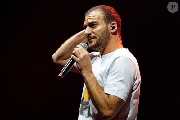 Sa carrière musicale reste brillante malgré cette singularité.

Amir au concert "Scoop Live" de Radio Scoop à la LDLC Arena de Décines près de Lyon, le 25 février 2025. © Sandrine Thesillat / PsnewZ / Bestimage