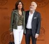 L'animateur de CNews, Pascal Praud, a pris la pose dans un élégant costume gris au bras de sa compagne Catherine, vêtue d'une veste vert kaki.

Pascal Praud et sa compagne Catherine Bancarel au photocall du village lors des Internationaux de France de Tennis de Roland Garros 2026, à Paris, France, le 5 juin 2026. © Jacovides-Moreau/Bestimage