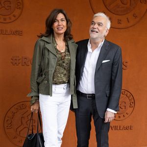 L'animateur de CNews, Pascal Praud, a pris la pose dans un élégant costume gris au bras de sa compagne Catherine, vêtue d'une veste vert kaki.

Pascal Praud et sa compagne Catherine Bancarel au photocall du village lors des Internationaux de France de Tennis de Roland Garros 2026, à Paris, France, le 5 juin 2026. © Jacovides-Moreau/Bestimage