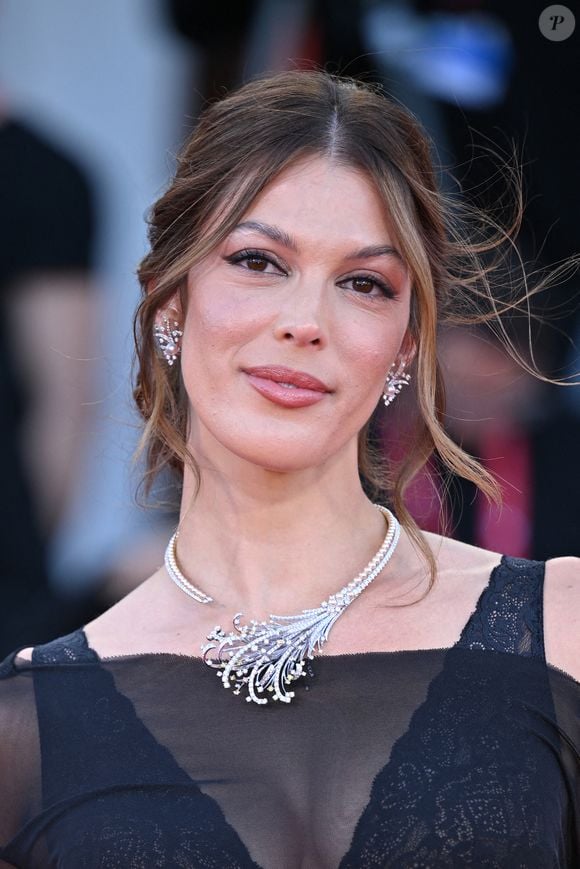 Iris Mittenaere assiste à la première de Père Mère Sœur Frère dans le cadre du 82e Festival international du film de Venise au Lido de Venise, Italie, le 31 août 2025. Photo par Aurore Marechal/ABACAPRESS.COM