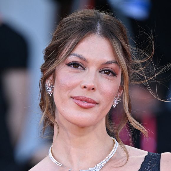 Iris Mittenaere assiste à la première de Père Mère Sœur Frère dans le cadre du 82e Festival international du film de Venise au Lido de Venise, Italie, le 31 août 2025. Photo par Aurore Marechal/ABACAPRESS.COM