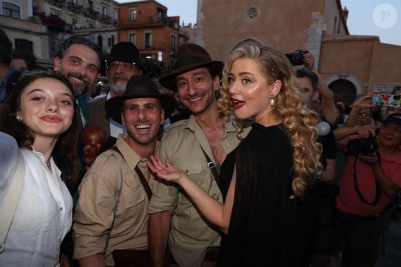 L'actrice Amber Heard salue ses fans lors de la promotion de son nouveau film « In the Fire » au 69e Festival du film de Taormina.