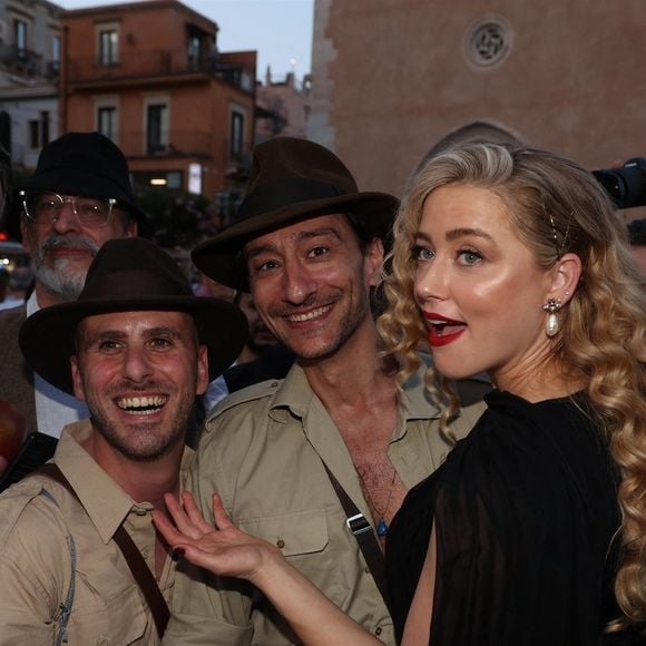 L'actrice Amber Heard salue ses fans lors de la promotion de son nouveau film « In the Fire » au 69e Festival du film de Taormina.