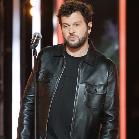 Marié à Aurélie Willgalis, qu’il a rencontrée à l’adolescence, Claudio Capéo est devenu père de deux garçons, César et Roméo. Face à Gala, il avait également reconnu ne pas avoir été suffisamment présent pour sa famille par le passé 

Claudio Capéo - Les célébrités se mobilisent pour la 38ème édition du Téléthon dans les studios de France 2 à Paris © Coadic Guirec / Bestimage