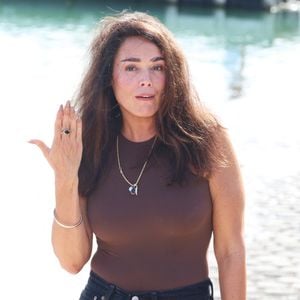 Lola Dewaere lors du photocall du 'Je sais pas ' lors du 27ème Festival de la Fiction de la Rochelle, France, le 19 septembre 2025. © Denis Guignebourg/Bestimage